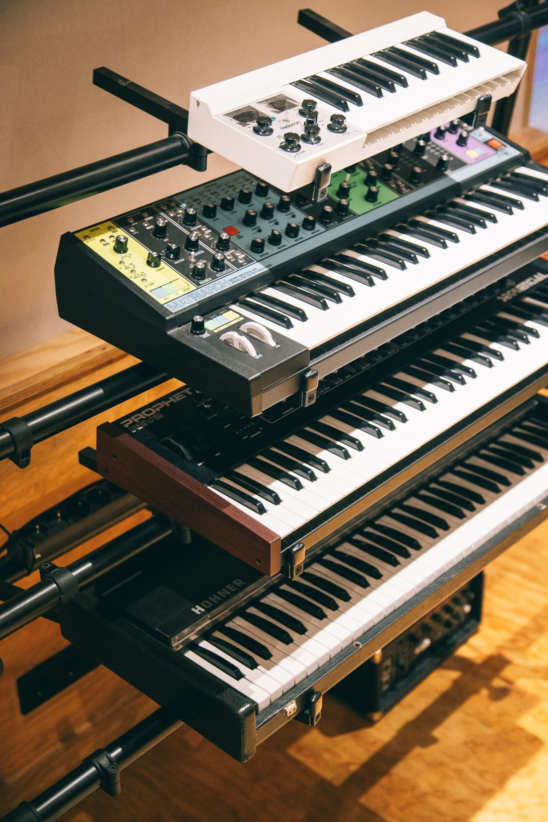 Sintetitzadors i teclats de l'estudi: Mellotron, Moog Matriarch, Prophet Rev2 i Hohner
